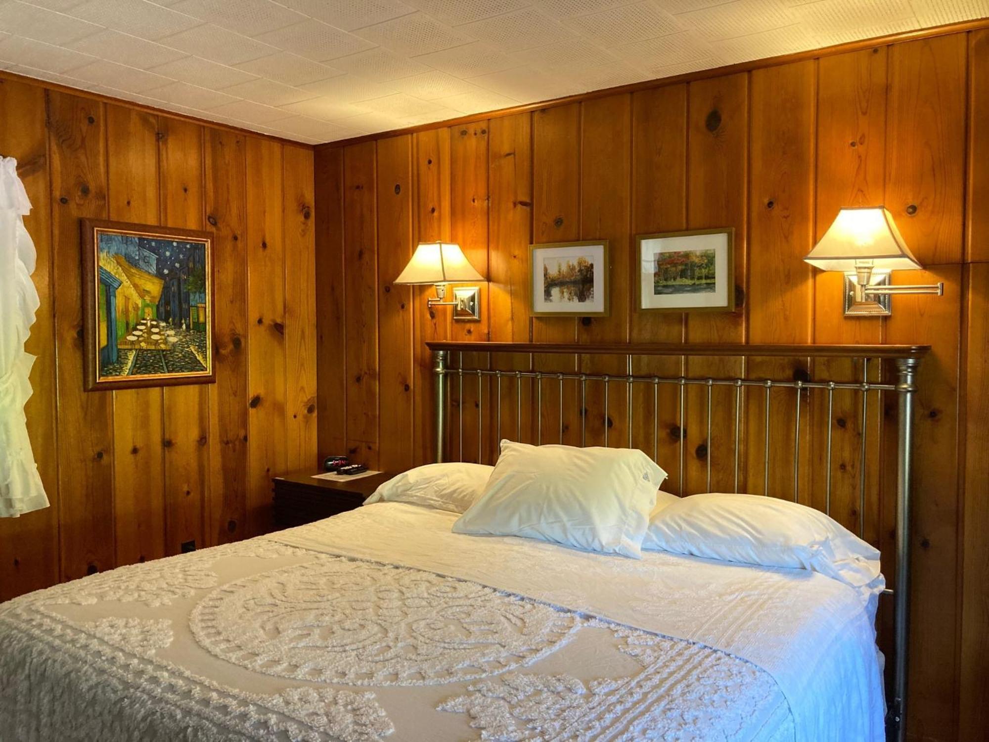 Ludington Blue Spruce Inn Exterior foto